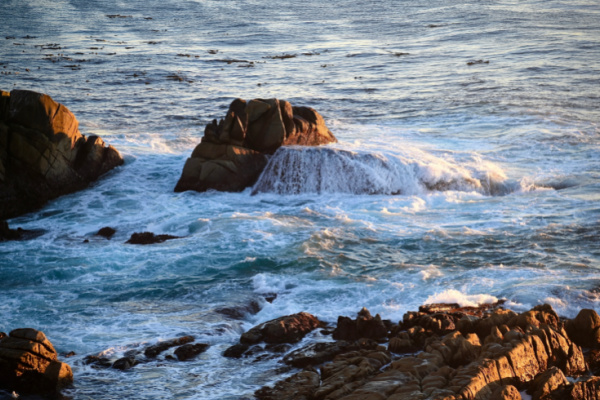 ocean waves crashing on rocks